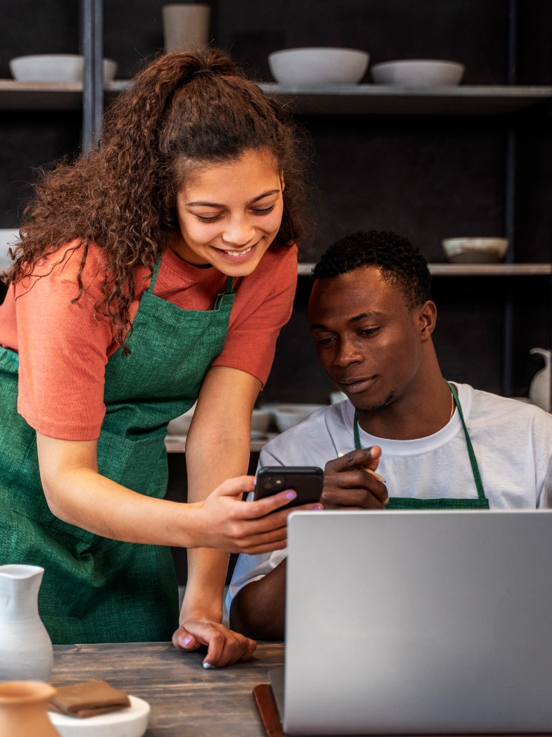 Small business team collaborating - Image by freepik